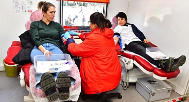 İzmir Büyükşehir Belediyesi personeli depremzedeler için kan bağışı yaptı