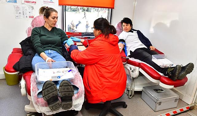 İzmir Büyükşehir Belediyesi personeli depremzedeler için kan bağışı yaptı