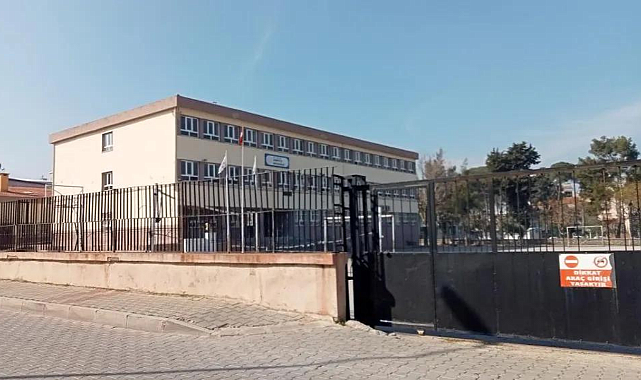 İzmir&#039;de 8 okulun tahliyesine başlandı