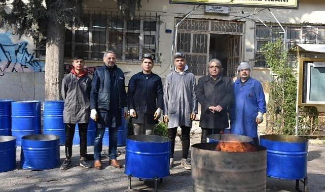 İzmir&#039;de öğrenciler depremzedeler için soba üretti