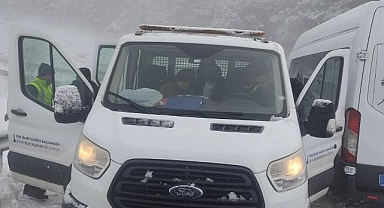 Karda mahsur kalanları İzmir Büyükşehir Belediyesi ekipleri kurtardı