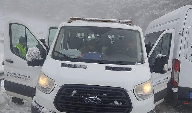 Karda mahsur kalanları İzmir Büyükşehir Belediyesi ekipleri kurtardı
