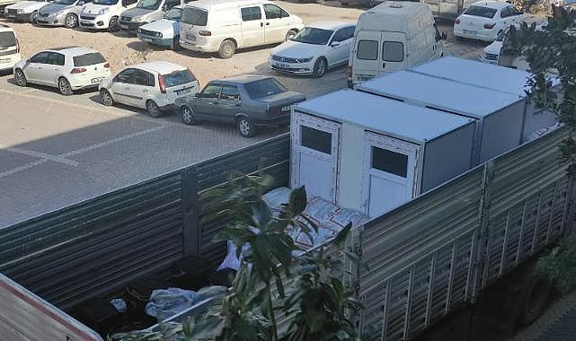 Kınık Belediyesi atölyelerinde seyyar banyo ve tuvalet üretip deprem bölgesine gönderiyor