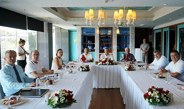 Kıyı Ege Belediye Başkanları maaşlarını depremzedelere bağışladı