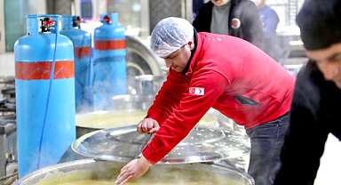 Kızılay afetzedelere sıcak yemek ulaştırmaya devam ediyor