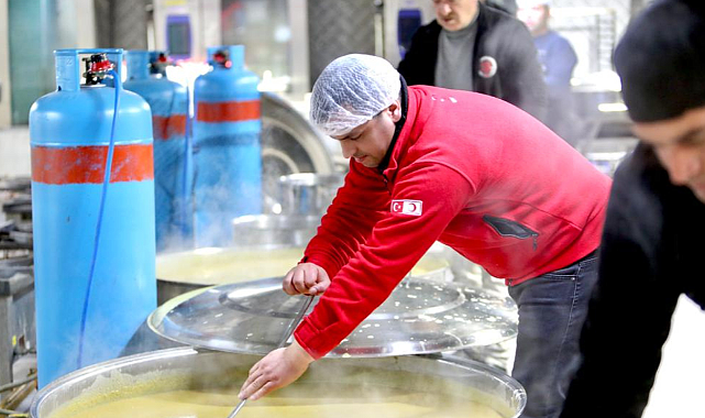 Kızılay afetzedelere sıcak yemek ulaştırmaya devam ediyor