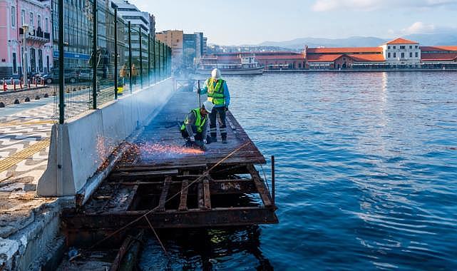 Konak&#039;taki çürüyen seyir terasları sökülüyor