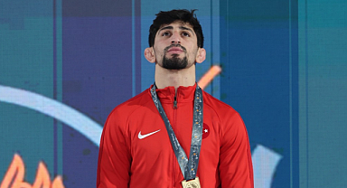 Madalyasını depremzedelere bağışladı