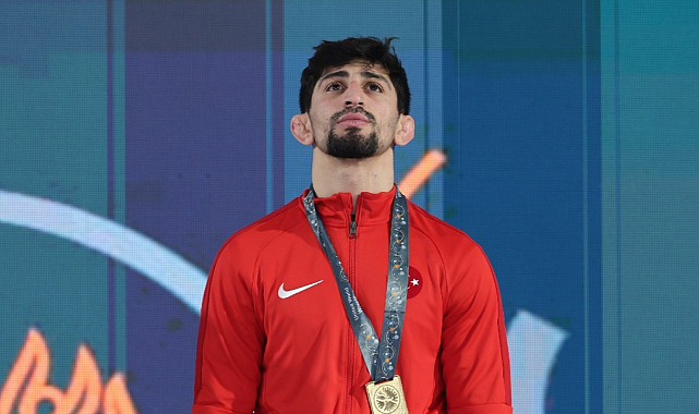 Madalyasını depremzedelere bağışladı