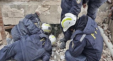 Özbekistan'dan gelen ekipler 9 kişiyi enkaz altından kurtardı