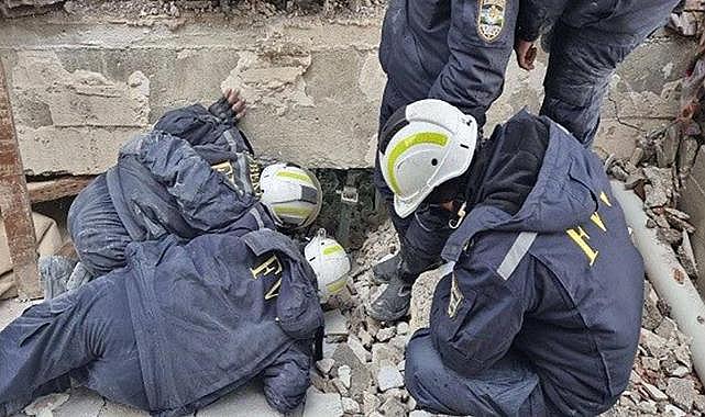 Özbekistan&#039;dan gelen ekipler 9 kişiyi enkaz altından kurtardı