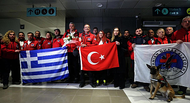 Yunan ekibi ülkesinde alkışlarla karşılandı