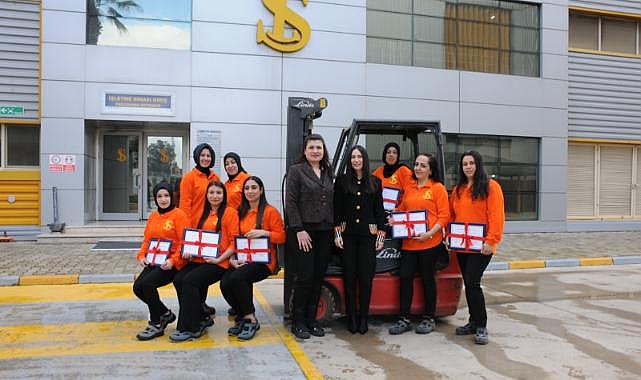 Forkliftler artık kadınların ellerinde