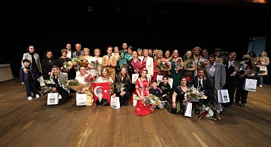 Güçlü kadınlar, depremzedeler için sahne aldı