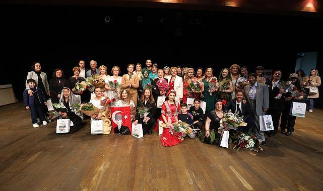 Güçlü kadınlar, depremzedeler için sahne aldı