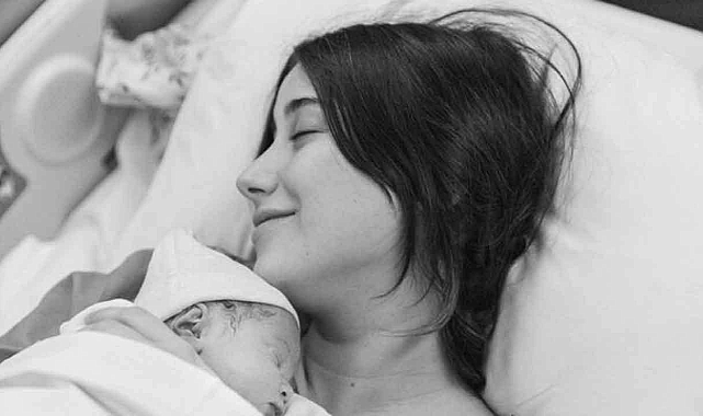 Hazal Kaya&#039;dan Aile Pozu