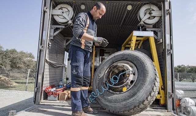 İzmir Büyükşehir Belediyesi ekipleri, araçları yolda bırakmıyor