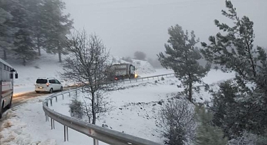 İzmir Büyükşehir Belediyesi ekipleri karla mücadele için sahada