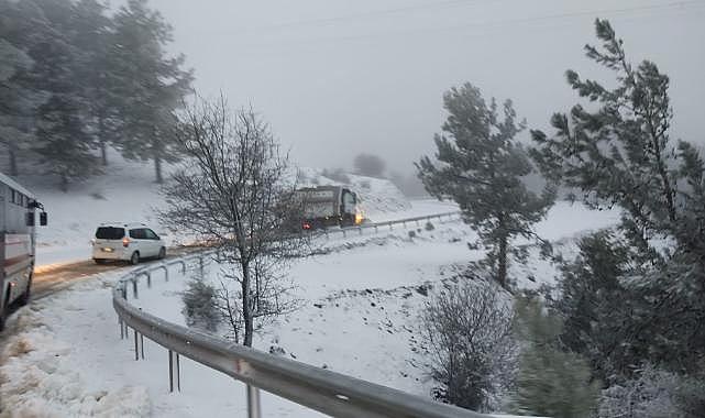 İzmir Büyükşehir Belediyesi ekipleri karla mücadele için sahada