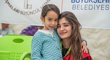 İzmir Büyükşehir ekipleri, Hatay'da depremzede kadın ve çocukların yanında