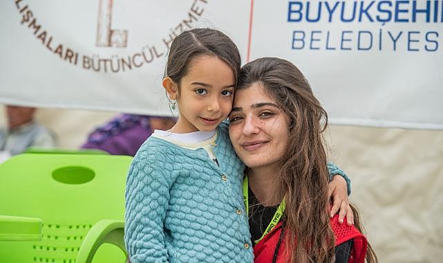 İzmir Büyükşehir ekipleri, Hatay&#039;da depremzede kadın ve çocukların yanında