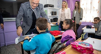 İzmir Fenerbahçeliler Derneği'nden bin 500 öğrenciye bayramlık kıyafet!