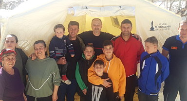 İzmir'in itfaiye personeli depremde evi yıkılan askerlik arkadaşının yardımına koştu