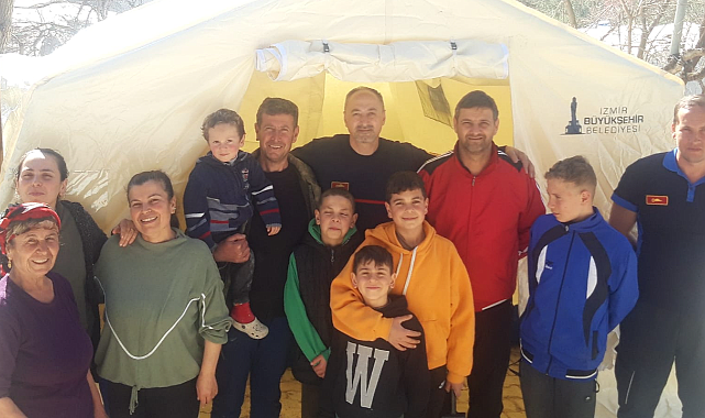 İzmir&#039;in itfaiye personeli depremde evi yıkılan askerlik arkadaşının yardımına koştu