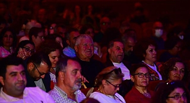 Mazlum Çimen ve Anadorian İzmir'de sahne aldı