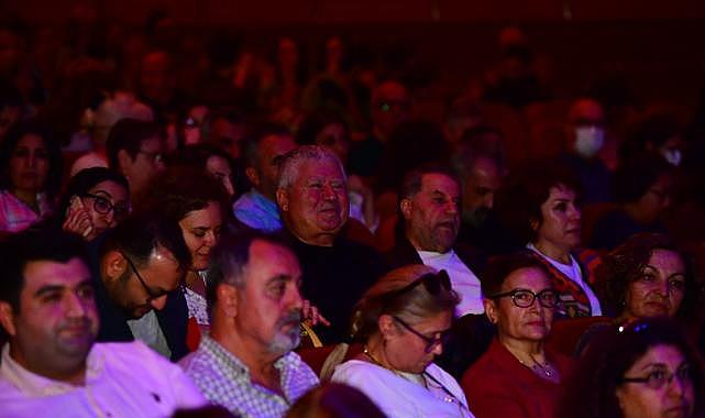 Mazlum Çimen ve Anadorian İzmir&#039;de sahne aldı