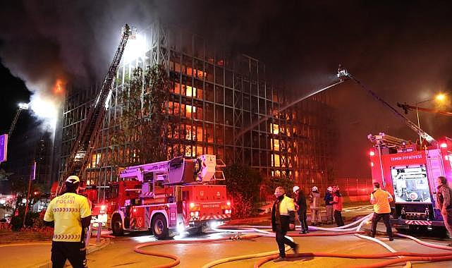 Alevler arasındaki 10 kişi İzmir İtfaiyesi tarafından kurtarıldı
