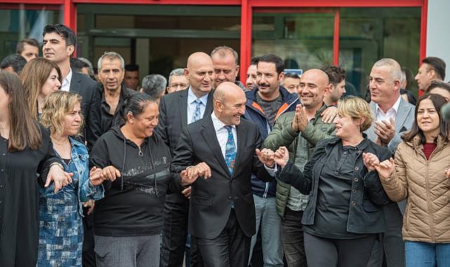 Büyükşehir memurları sözleşmeyi halay çekerek kutladı