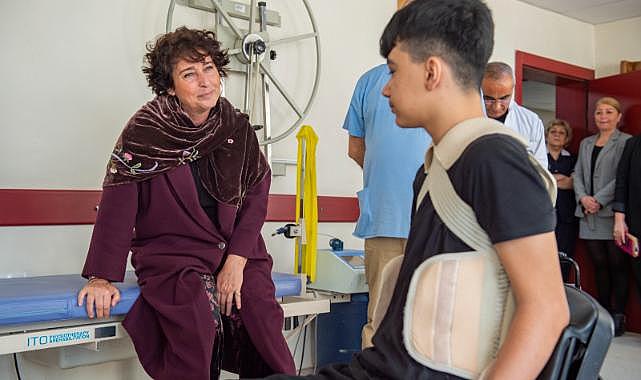 Enkaz Altından Kurtarılan Osmaniyeli Mustafa İlk Adımlarını İzmir’de Attı