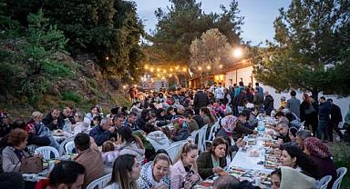 İmece usulü iftar yemeğinde dayanışma örneği