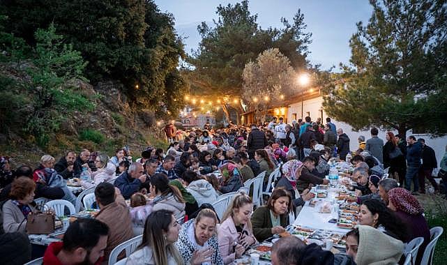 İmece usulü iftar yemeğinde dayanışma örneği
