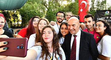 İzmir Büyükşehir Belediyesi'nden gençlere Kitap Kart desteği