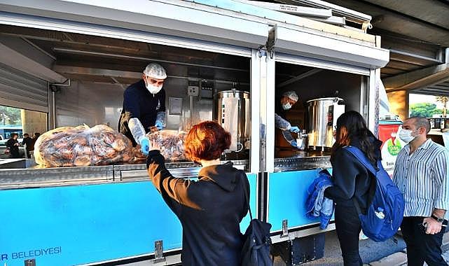 İzmir&#039;de beslenme çantaları İzmir Büyükşehir desteğiyle doluyor