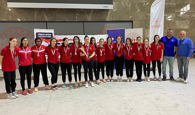 İzmir’e sutopunda çifte kupa