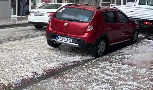 İzmir Menemen&#039;de dolu yağışı