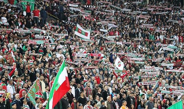 Karşıyaka&#039;da bilet alana forma hediye