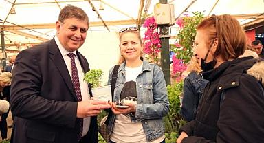 Karşıyaka'da Geleneksel Çiçek Festivali Başladı