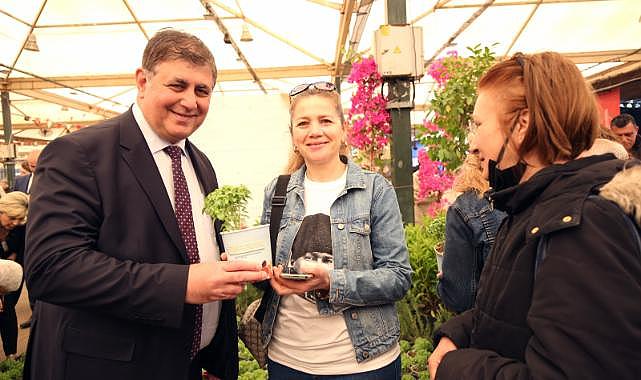 Karşıyaka&#039;da Geleneksel Çiçek Festivali Başladı