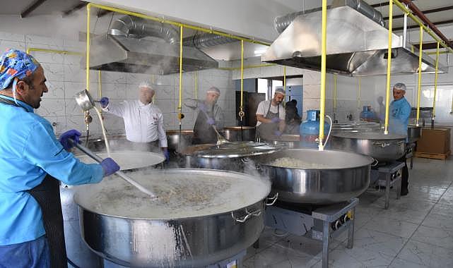 Menemen Belediyesi Aşevi&#039;nden Her Gün 10 Bin Sıcak Yemek