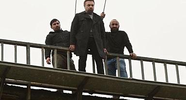 Oktay Kaynarca, senaryo için dublör kullanmadan 30 metreden atladı