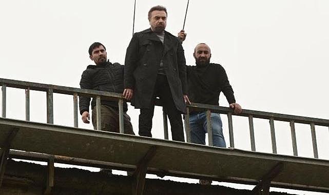 Oktay Kaynarca, senaryo için dublör kullanmadan 30 metreden atladı