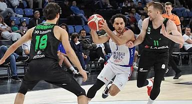 Anadolu Efes çeyrek final serisinde öne geçti