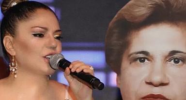 Anneye gözü yaşlı veda! Şarkıcı İzel’i annesini son yolculuğuna uğurladı