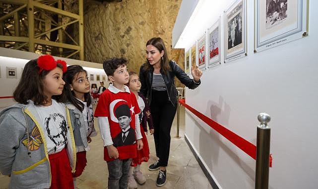 Atatürk Maskı&#039;ndaki sergiye miniklerden ziyaret