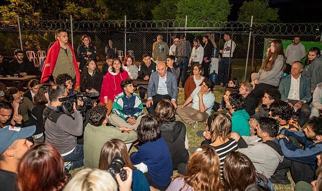 Başkan Soyer çadır kampta gençleri ziyaret etti