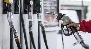 Benzine beklenen zam geldi!